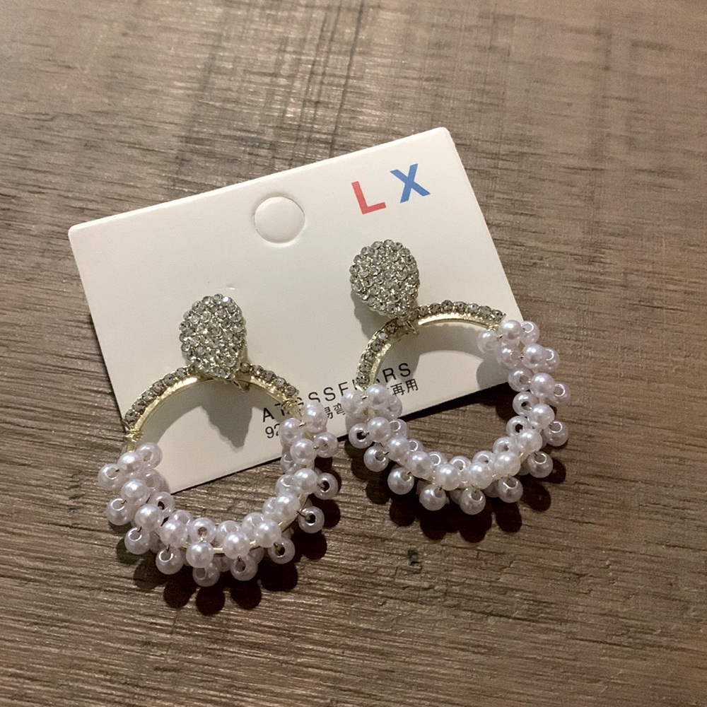 Pearl Hoops ✨NWT✨ - Picture 4 of 7